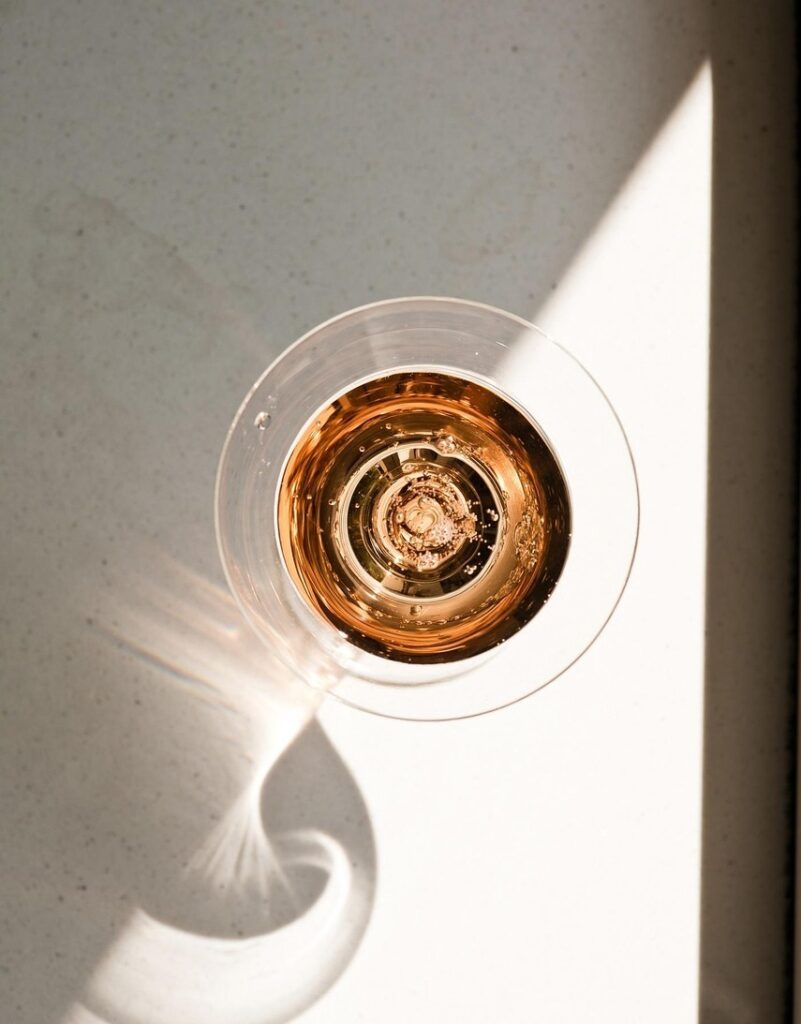 Glas mit Feinherb Wein Cocktail