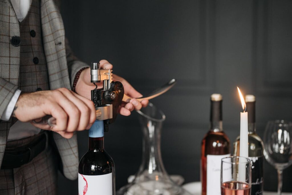 Junger Rotwein beim dekantieren