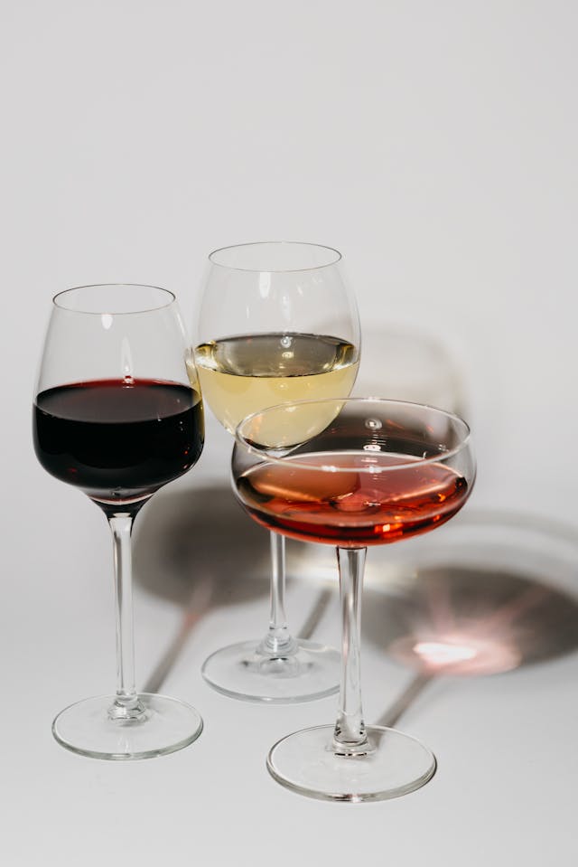 Weiß und Rot Wein mit wenig Säure