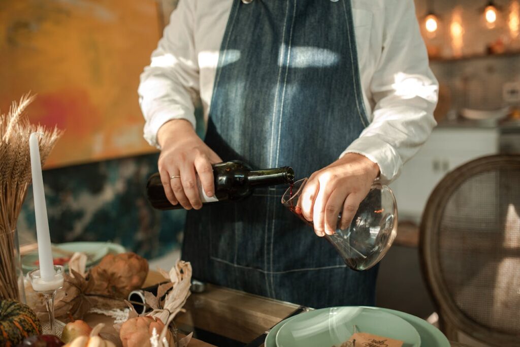 Rotwein wird zu dekantieren eingeschenkt
