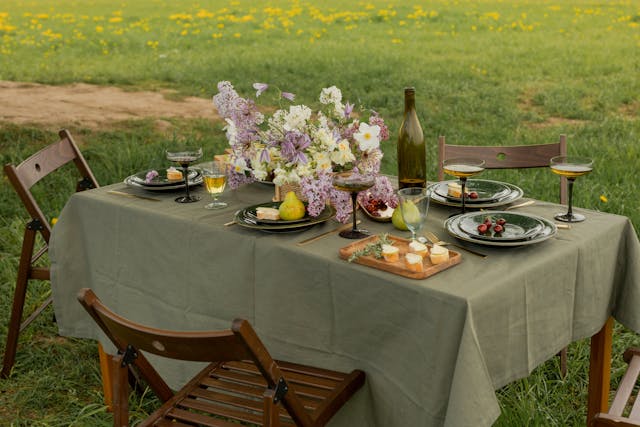 Gedeckter Tisch mit Essen und Wein Buschenschank